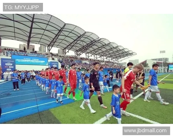 19号球星带领球队奋勇拼搏展现绿茵场无限激情与荣耀 19号球星带领球队奋勇拼搏展现绿茵场无限激情与荣耀