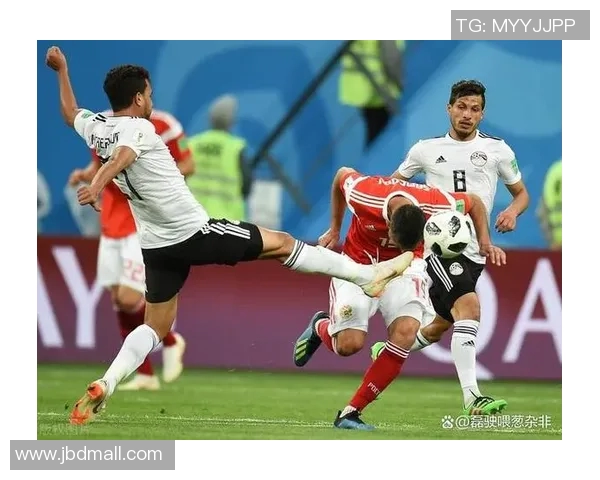 一群足球巨星争抢足球赛场瞬间 激烈对抗彰显无尽激情 一群足球巨星争抢足球赛场瞬间 激烈对抗彰显无尽激情